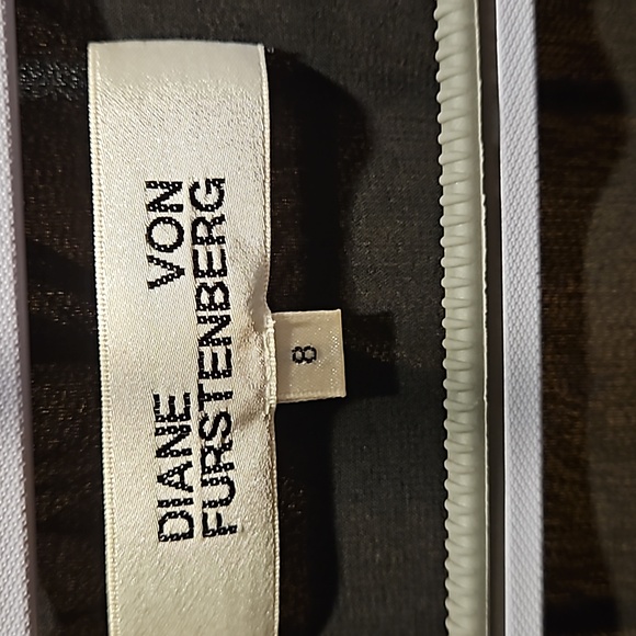 Beautiful Diane Von Furstenberg silk, lined top - Picture 2 of 8